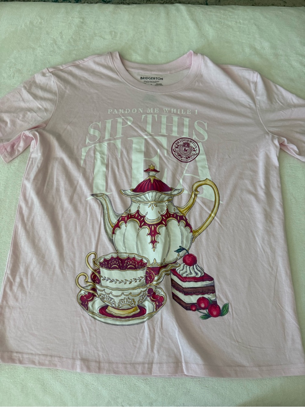 Netflix Bridgerton Women's Pink Graphic Tee with Short Sleeves Size Medium E24
